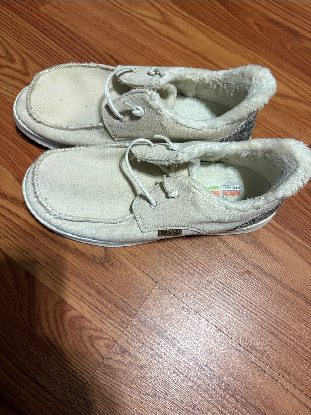 Cozy Women's Cream Faux-Fur Lined Slip-On Slippers